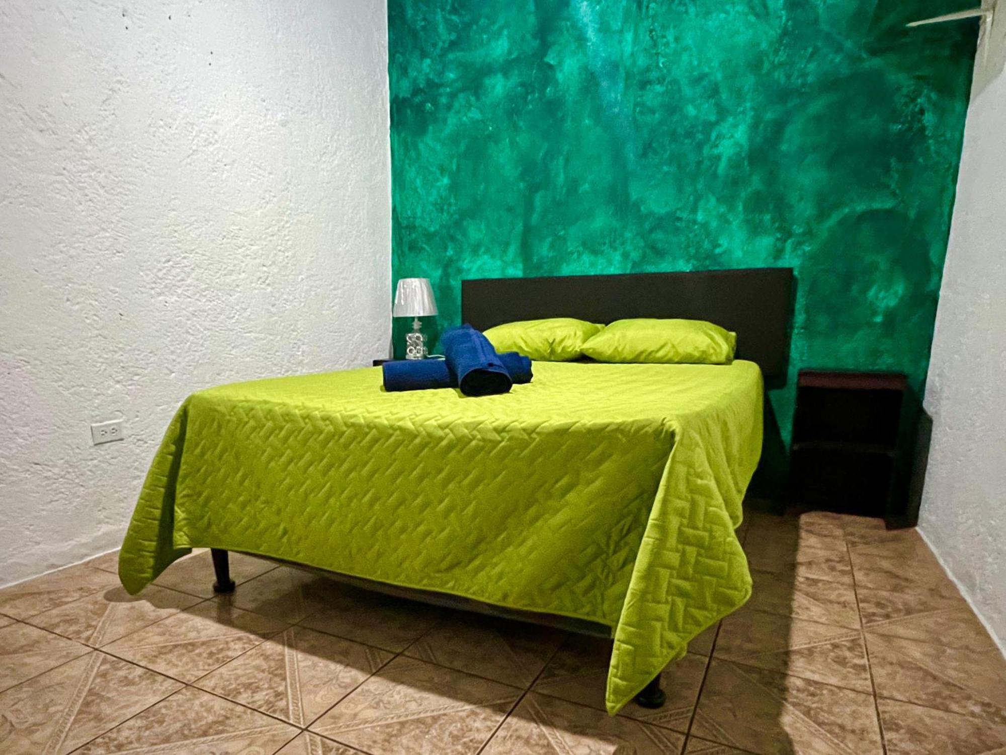 Wonderland Hostel Антигуа-Гватемала Экстерьер фото