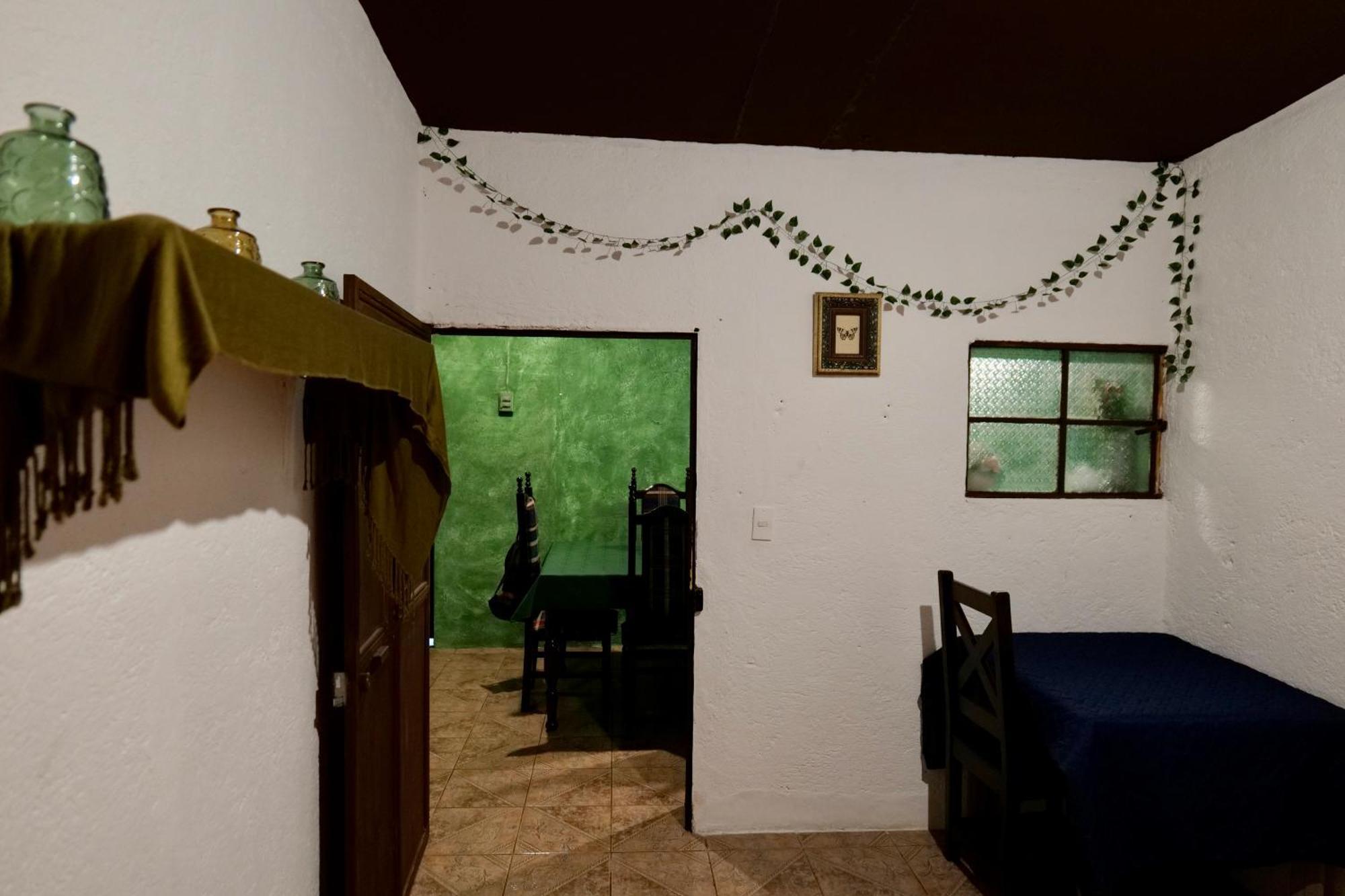 Wonderland Hostel Антигуа-Гватемала Экстерьер фото