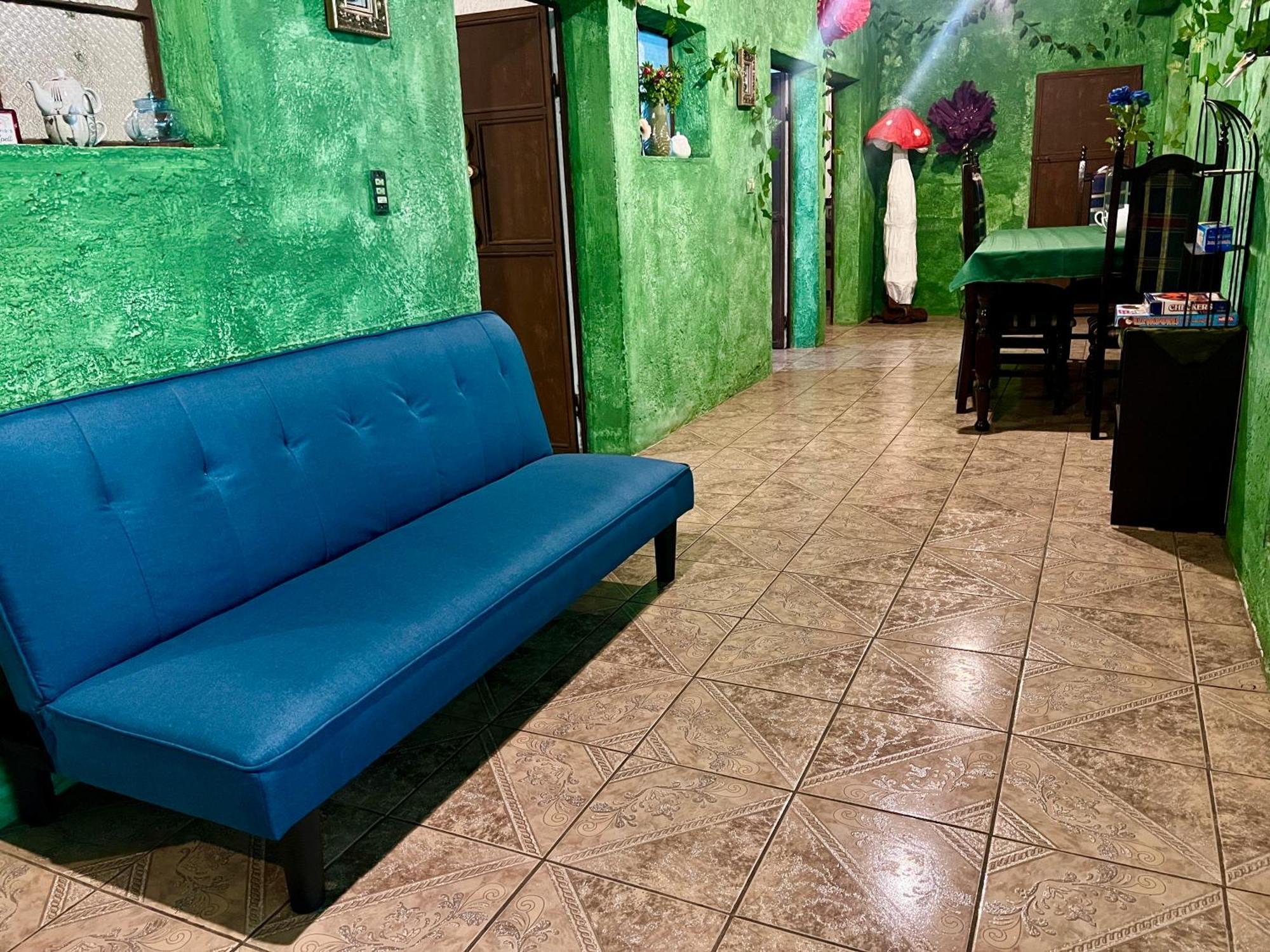 Wonderland Hostel Антигуа-Гватемала Экстерьер фото